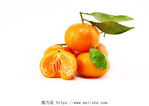 白底新鲜水果绿叶几个小橘子剥开橘子桔子